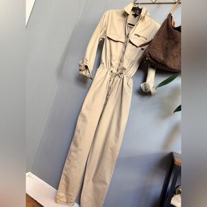 Khaki Utility Cotton Cargo Jumpsuit – Zip Front Safari-Inspired (Size 6)